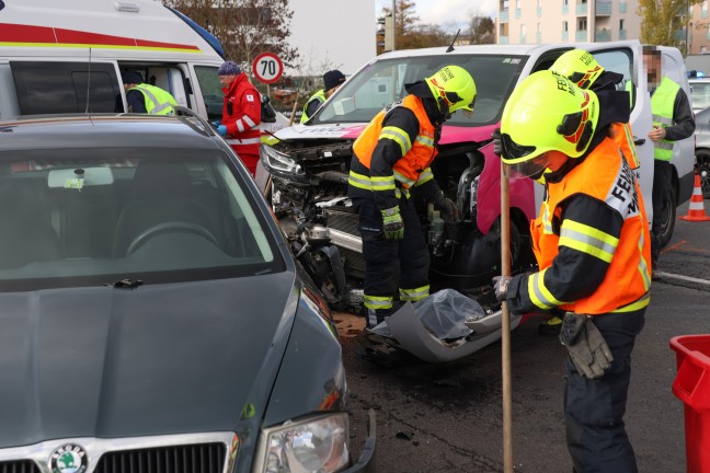 	Kreuzungscrash zwischen Kleintransporter und PKW auf Wiener Strae in Marchtrenk