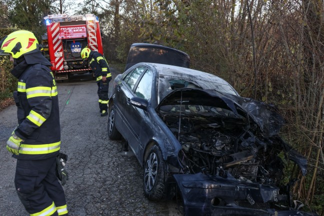 	Unfallauto brannte: Vier teils Schwerverletzte nach Frontalcrash zweier Autos in Kremsmnster