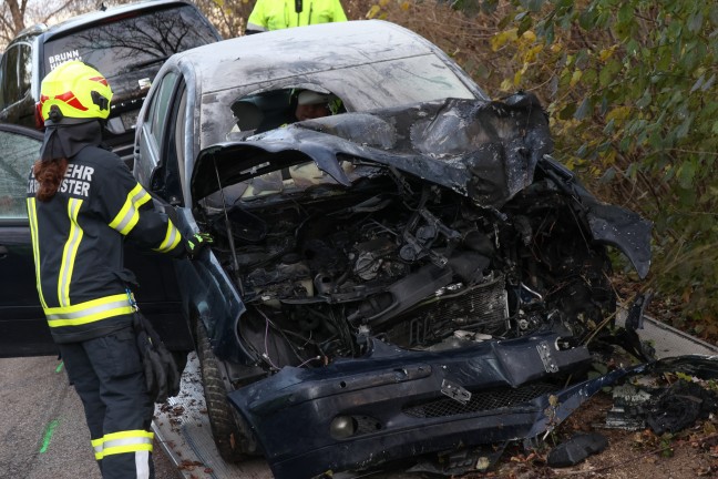 	Unfallauto brannte: Vier teils Schwerverletzte nach Frontalcrash zweier Autos in Kremsmnster