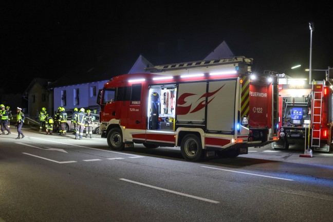 	Auto nach schwerem Kreuzungscrash zwischen zwei PKW in Tumeltsham umgestrzt