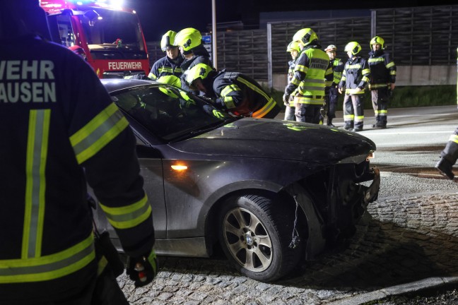 	Auto nach schwerem Kreuzungscrash zwischen zwei PKW in Tumeltsham umgestrzt