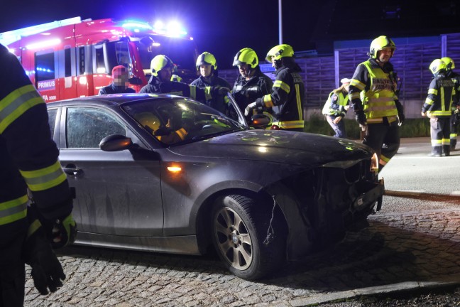 	Auto nach schwerem Kreuzungscrash zwischen zwei PKW in Tumeltsham umgestrzt