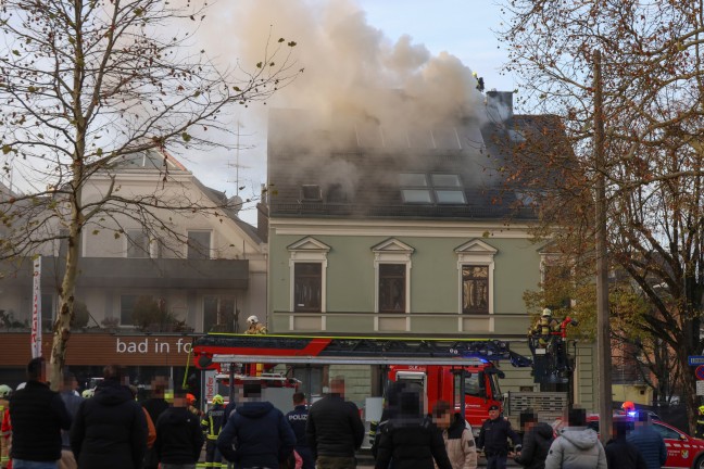 	Groeinsatz fr die Feuerwehr bei Gebudebrand in Ried im Innkreis