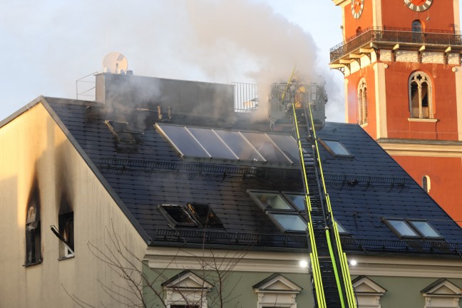 	Groeinsatz fr die Feuerwehr bei Gebudebrand in Ried im Innkreis