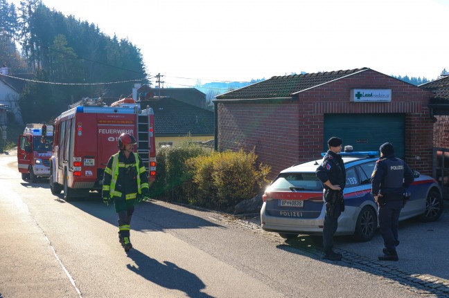 	Auto in Steinerkirchen an der Traun gegen Hauswand einer Arztpraxis gekracht