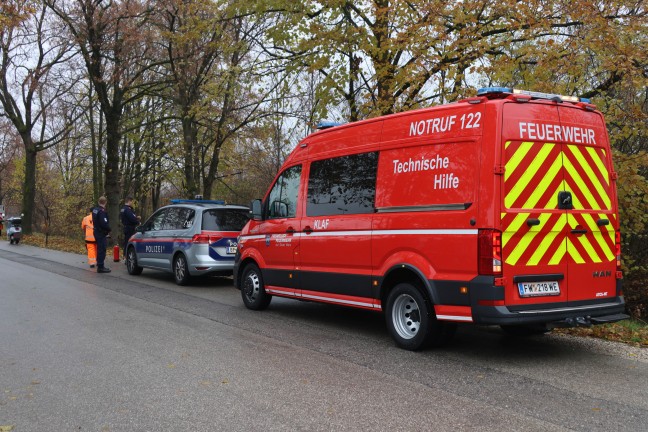 	Feuerwehreinsatz: Bergung mehrerer versenkter Gegenstnde aus dem Grnbach in Wels-Neustadt