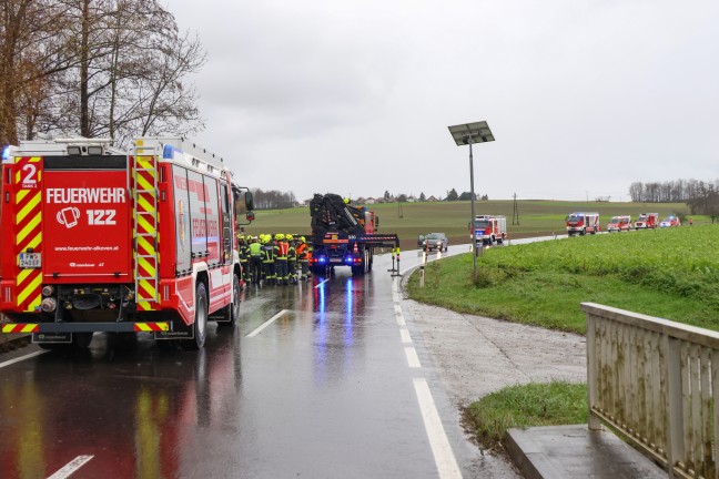 	Missglckter berholvorgang: Auto bei Kirchberg-Thening im Bschungsbereich gegen Bume gekracht