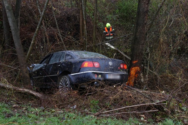 	Missglckter berholvorgang: Auto bei Kirchberg-Thening im Bschungsbereich gegen Bume gekracht