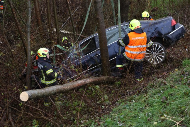 	Missglckter berholvorgang: Auto bei Kirchberg-Thening im Bschungsbereich gegen Bume gekracht