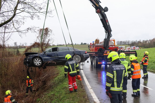 	Missglckter berholvorgang: Auto bei Kirchberg-Thening im Bschungsbereich gegen Bume gekracht