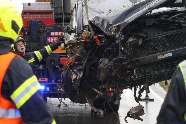 	Missglckter berholvorgang: Auto bei Kirchberg-Thening im Bschungsbereich gegen Bume gekracht