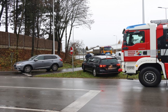 	Thalheim bei Wels: Auto im Kreuzungsbereich der Pyhrnpass Strae von umgestrztem Baum erfasst