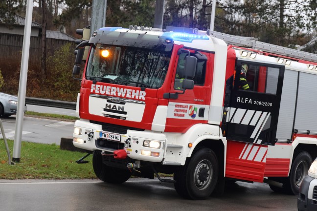 	Thalheim bei Wels: Auto im Kreuzungsbereich der Pyhrnpass Strae von umgestrztem Baum erfasst