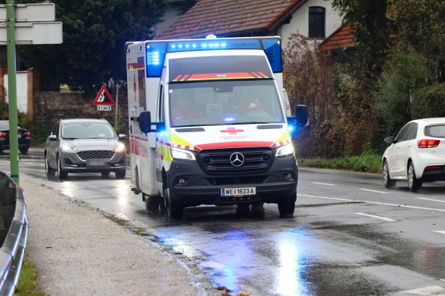 	Thalheim bei Wels: Auto im Kreuzungsbereich der Pyhrnpass Strae von umgestrztem Baum erfasst