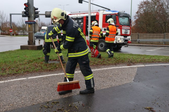 	Thalheim bei Wels: Auto im Kreuzungsbereich der Pyhrnpass Strae von umgestrztem Baum erfasst