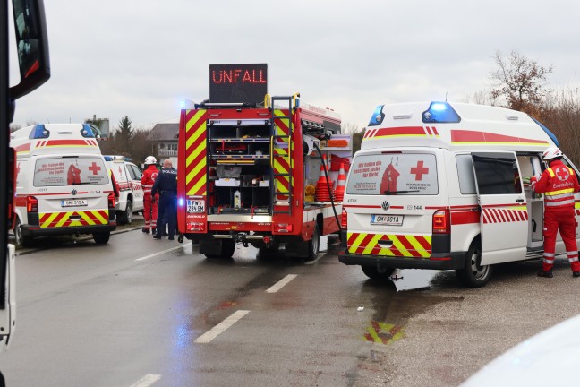 	Schwerer Kreuzungscrash zwischen zwei Autos in Vorchdorf fordert zwei Verletzte