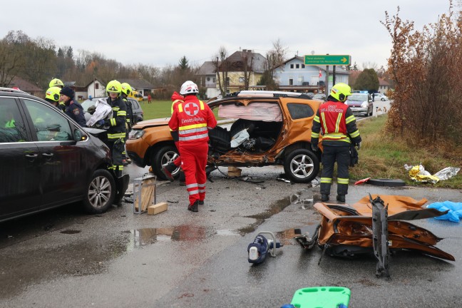 	Schwerer Kreuzungscrash zwischen zwei Autos in Vorchdorf fordert zwei Verletzte