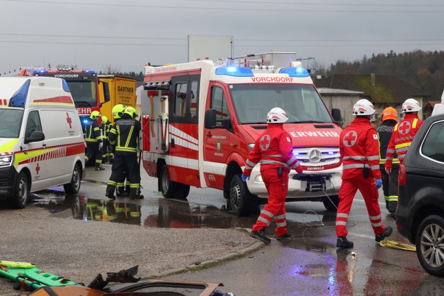 	Schwerer Kreuzungscrash zwischen zwei Autos in Vorchdorf fordert zwei Verletzte