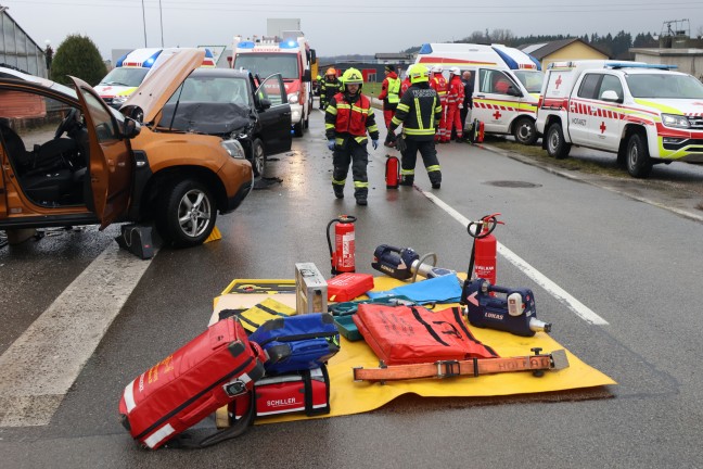 	Schwerer Kreuzungscrash zwischen zwei Autos in Vorchdorf fordert zwei Verletzte