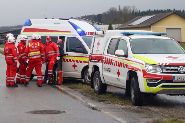 	Schwerer Kreuzungscrash zwischen zwei Autos in Vorchdorf fordert zwei Verletzte