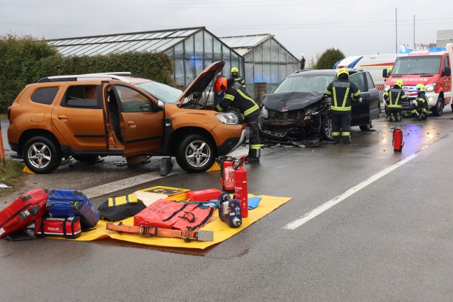 	Schwerer Kreuzungscrash zwischen zwei Autos in Vorchdorf fordert zwei Verletzte