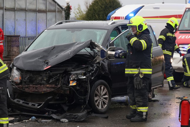 	Schwerer Kreuzungscrash zwischen zwei Autos in Vorchdorf fordert zwei Verletzte