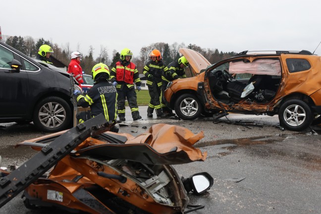 	Schwerer Kreuzungscrash zwischen zwei Autos in Vorchdorf fordert zwei Verletzte