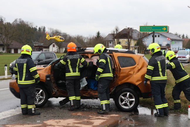 	Schwerer Kreuzungscrash zwischen zwei Autos in Vorchdorf fordert zwei Verletzte