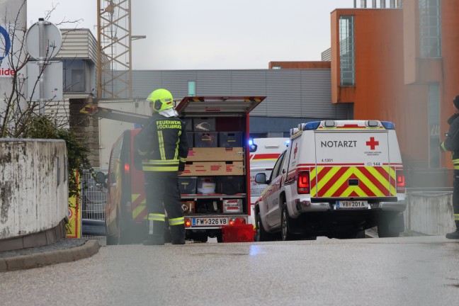 	Personenrettung durch Hhenretter der Feuerwehr auf Baustelle in Vcklabruck