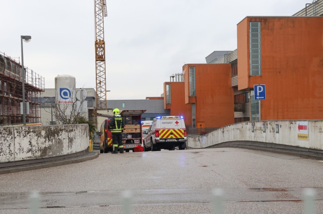 	Personenrettung durch Hhenretter der Feuerwehr auf Baustelle in Vcklabruck