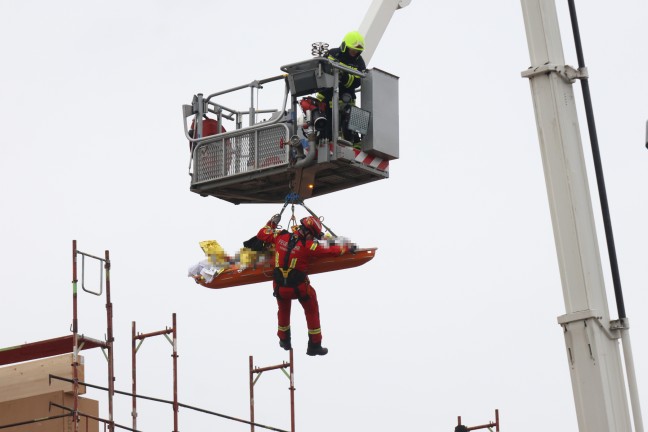 	Personenrettung durch Hhenretter der Feuerwehr auf Baustelle in Vcklabruck