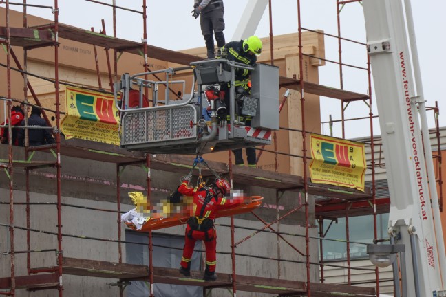 	Personenrettung durch Hhenretter der Feuerwehr auf Baustelle in Vcklabruck