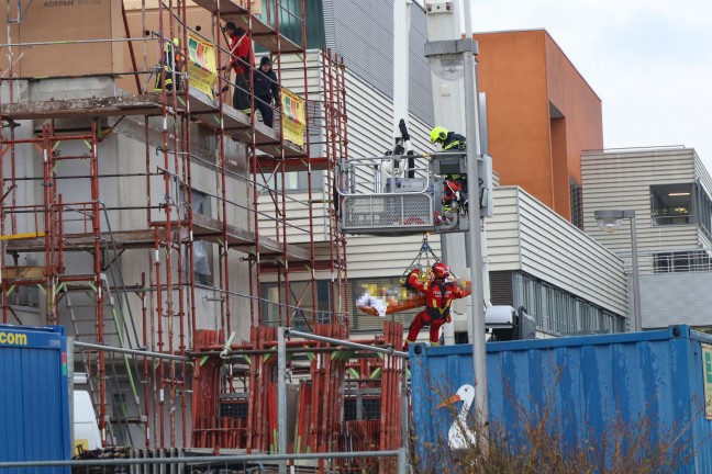 	Personenrettung durch Hhenretter der Feuerwehr auf Baustelle in Vcklabruck