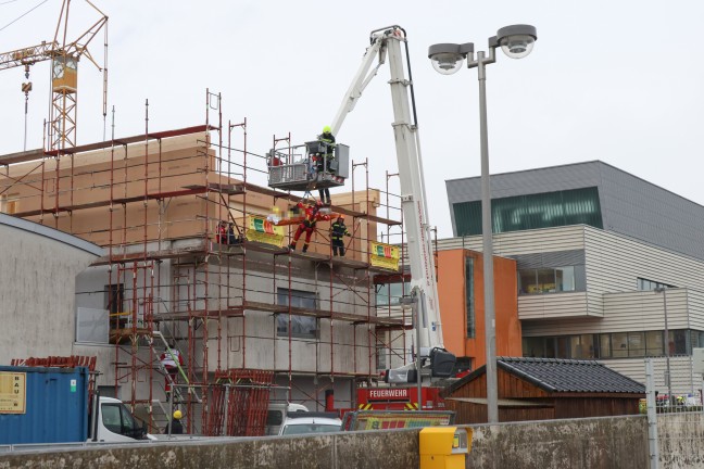 	Personenrettung durch Hhenretter der Feuerwehr auf Baustelle in Vcklabruck