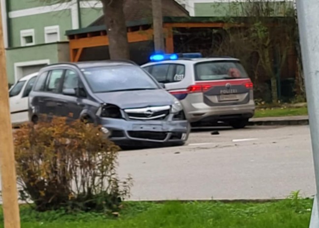 	Auto nach Kreuzungsunfall in Lambach im Vorgarten eines Hauses gelandet