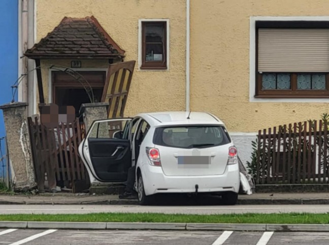 	Auto nach Kreuzungsunfall in Lambach im Vorgarten eines Hauses gelandet