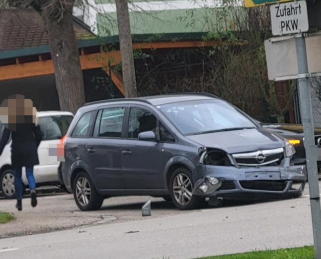 	Auto nach Kreuzungsunfall in Lambach im Vorgarten eines Hauses gelandet