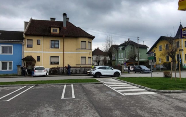 	Auto nach Kreuzungsunfall in Lambach im Vorgarten eines Hauses gelandet