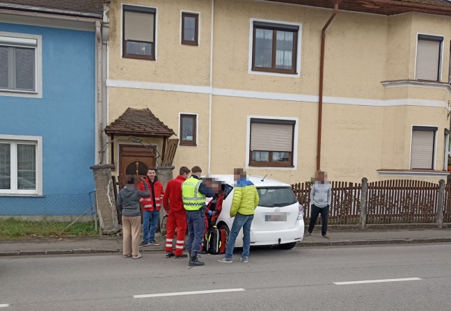 	Auto nach Kreuzungsunfall in Lambach im Vorgarten eines Hauses gelandet