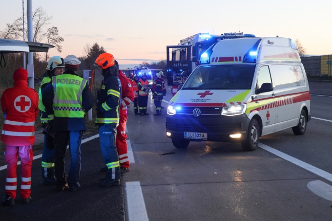 	Auto nach Kollision auf Westautobahn bei Sipbachzell berschlagen