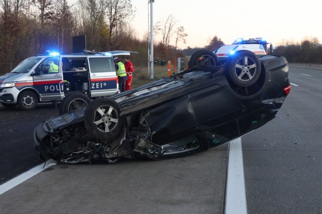 	Auto nach Kollision auf Westautobahn bei Sipbachzell berschlagen