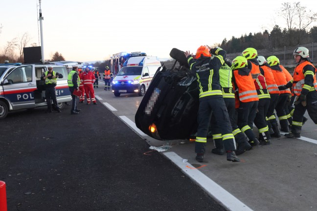 	Auto nach Kollision auf Westautobahn bei Sipbachzell berschlagen