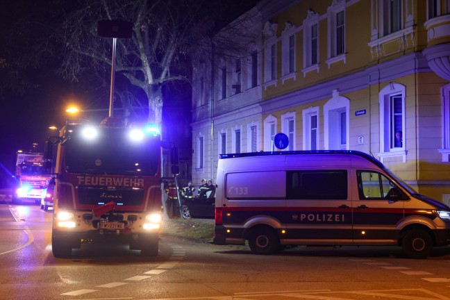 	Feuerwehr im Einsatz: Auto in Wels-Innenstadt gegen Straenbeleuchtung gekracht