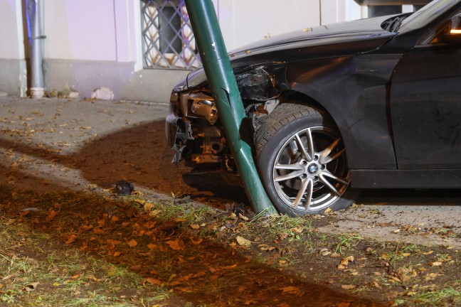 	Feuerwehr im Einsatz: Auto in Wels-Innenstadt gegen Straenbeleuchtung gekracht