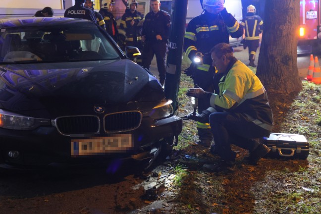 	Feuerwehr im Einsatz: Auto in Wels-Innenstadt gegen Straenbeleuchtung gekracht