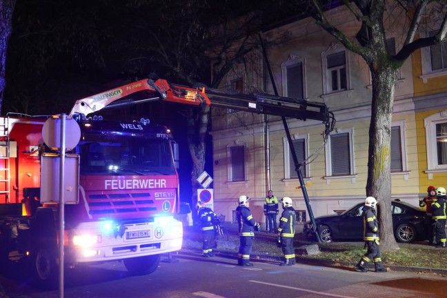 	Feuerwehr im Einsatz: Auto in Wels-Innenstadt gegen Straenbeleuchtung gekracht