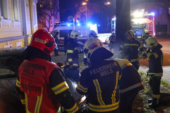 	Feuerwehr im Einsatz: Auto in Wels-Innenstadt gegen Straenbeleuchtung gekracht