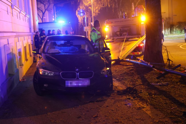 	Feuerwehr im Einsatz: Auto in Wels-Innenstadt gegen Straenbeleuchtung gekracht