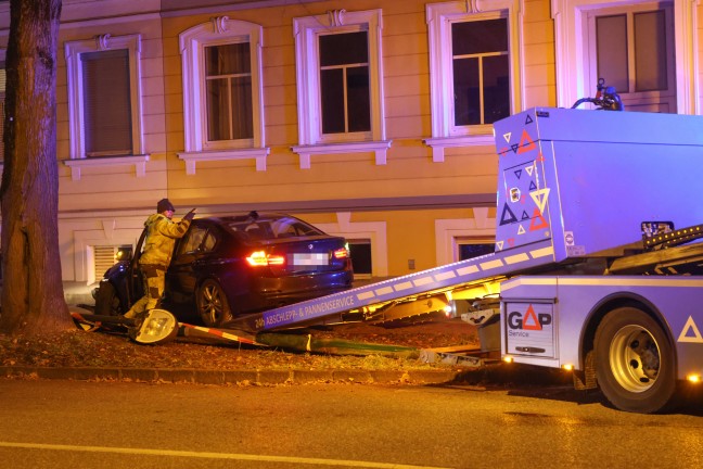 	Feuerwehr im Einsatz: Auto in Wels-Innenstadt gegen Straenbeleuchtung gekracht