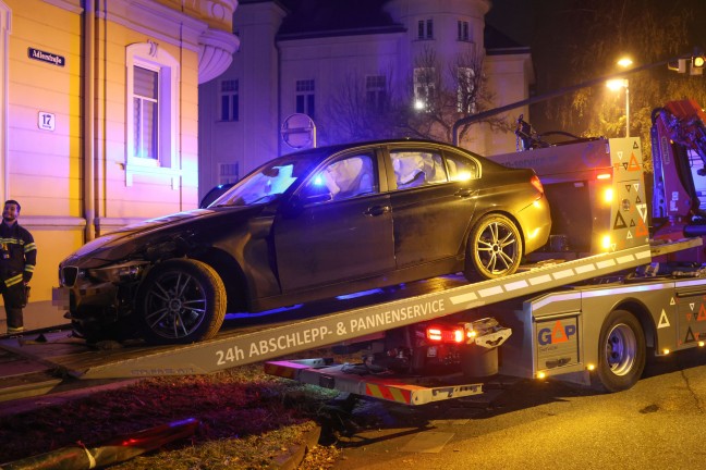 	Feuerwehr im Einsatz: Auto in Wels-Innenstadt gegen Straenbeleuchtung gekracht